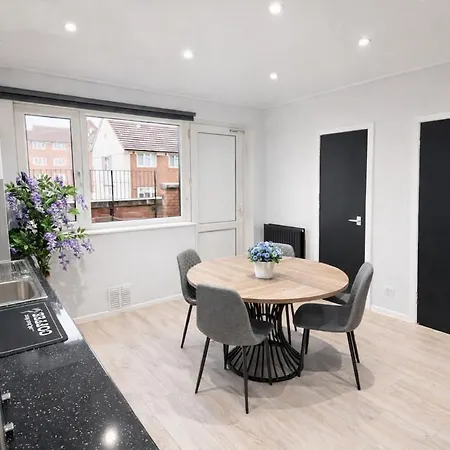 Modern 3 Bed Near Arena Free Parking