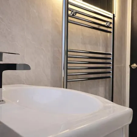 Modern 3 Bed Near Arena Free Parking *