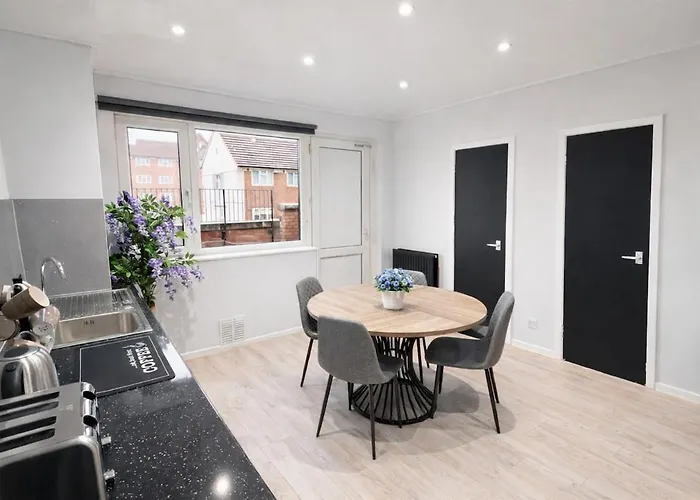 Modern 3 Bed Near Arena Free Parking