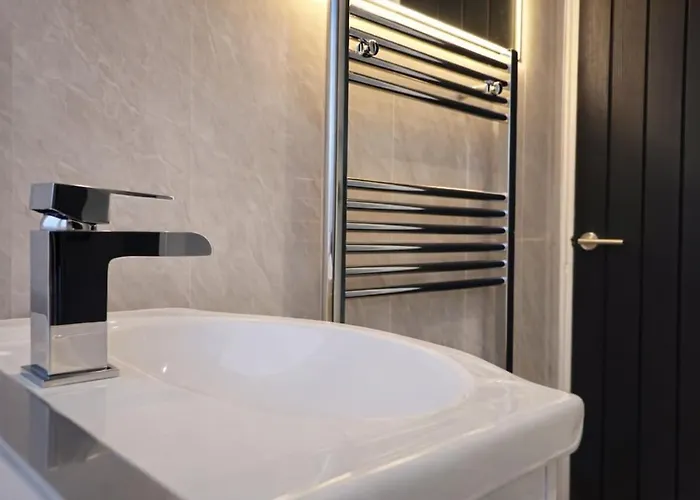 Modern 3 Bed Near Arena Free Parking *