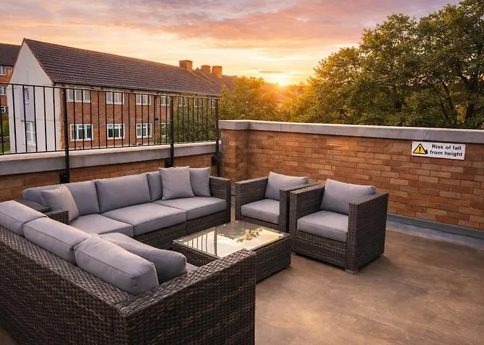 Апартаменти Modern 3 Bed Near Arena Free Parking